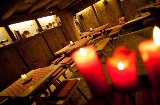 Im Weinkeller lagern & reifen einige klassische Südtiroler Weinsorten