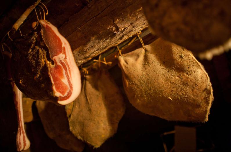 Im Weinkeller lagern & reifen einige klassische Südtiroler Weinsorten
