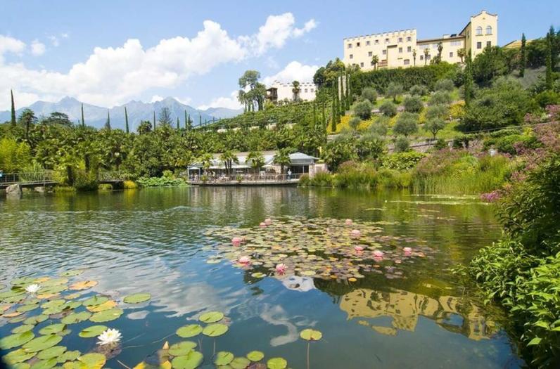 Immerso nei prati e vigneti nel paesaggio montuoso dell'Alto Adige. Immerso nei prati e vigneti nel paesaggio montuoso dell'Alto Adige.