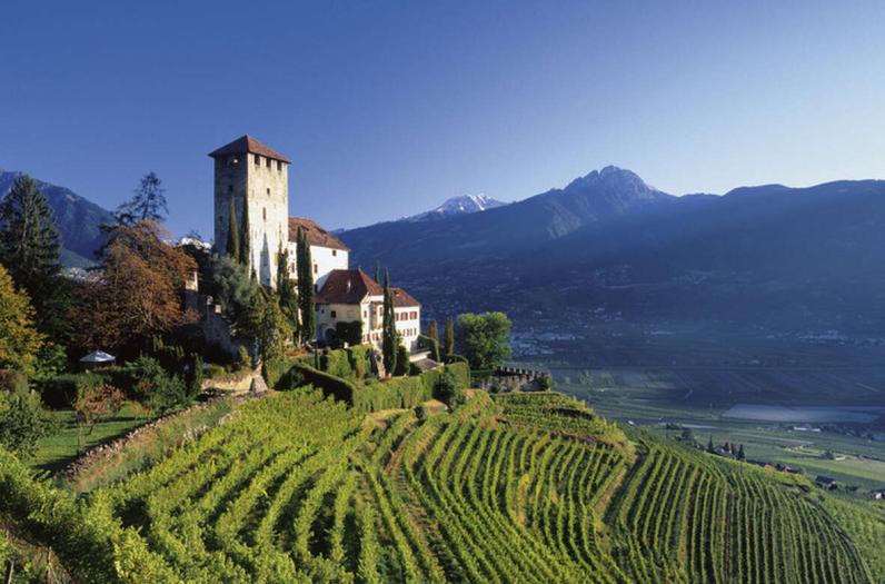 Immerso nei prati e vigneti nel paesaggio montuoso dell'Alto Adige. Immerso nei prati e vigneti nel paesaggio montuoso dell'Alto Adige.
