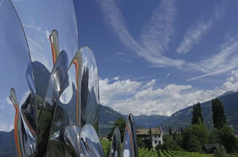 Immerso nei prati e vigneti nel paesaggio montuoso dell'Alto Adige. Immerso nei prati e vigneti nel paesaggio montuoso dell'Alto Adige.