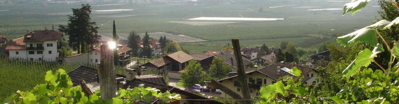 Immerso nei prati e vigneti nel paesaggio montuoso dell'Alto Adige. Immerso nei prati e vigneti nel paesaggio montuoso dell'Alto Adige.